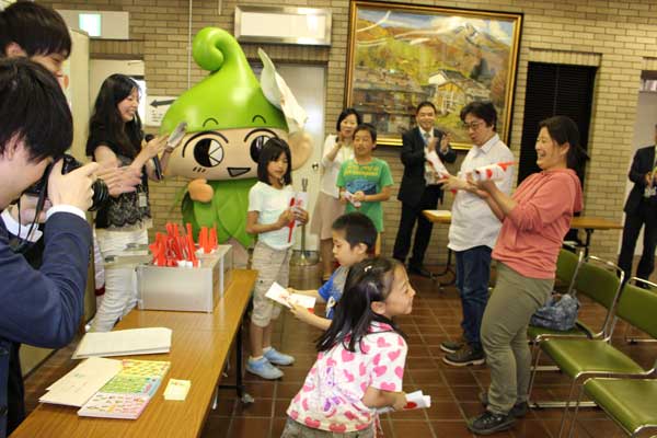 当たりくじを引いた2人に惜しみない拍手。