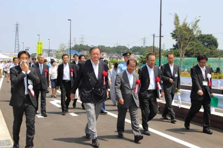 通り初め(中央は丸山浩一市長)。8月2日午前10時50分撮影。禁無断転載