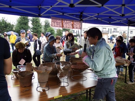 出土した縄文土器を展示