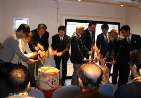 関係者の鏡開き。左から3番目が丸山浩一市長　禁無断転載 