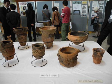 会場ロビーに展示された勝坂土器（筆者撮影）