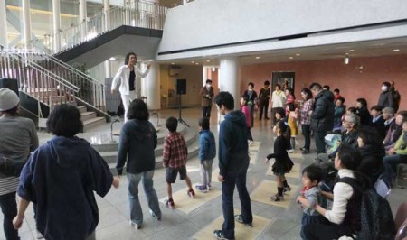 タップダンスのワークショップで振付の練習（提供＝子どもげきじょう西東京）