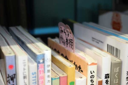 書棚に目立つピンクのカード(東久留米市立中央図書館の公開書架)