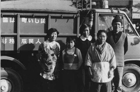 収集車を前に家族でパチリ。車体には「人民服務号」。©『無音の叫び声』製作委員会