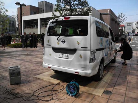 式典のマイク電源にパワーバッテリーを使用（写真は筆者提供）