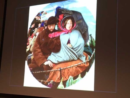 スクリーンに投影された作品