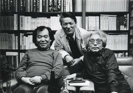 小川伸介さん（左）、真壁仁さん（右）とともに。©『無音の叫び声』製作委員会 
