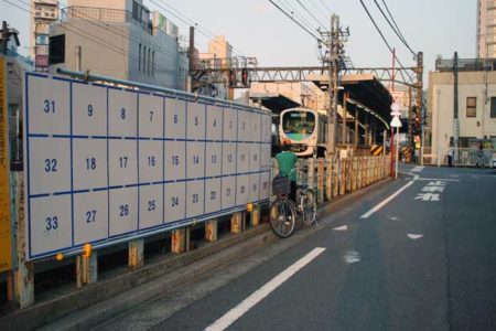 公示前日のポスター掲示板（ひばりヶ丘駅南口、6月21日午後6時30分）