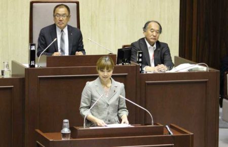 一般質問に立った桐山ひとみ議員