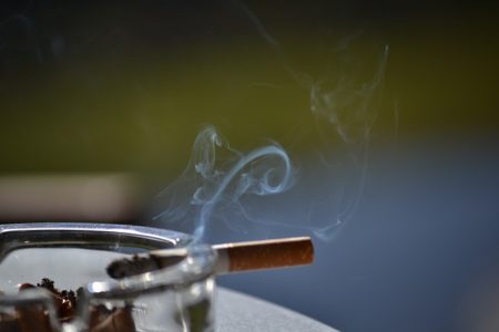 たばこの煙が害になる （Sasuka, CC0 Public Domain）