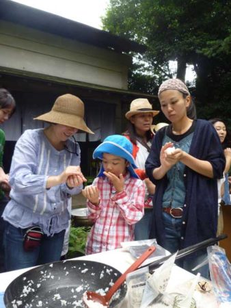 みんなでおにぎり(写真は筆者提供)