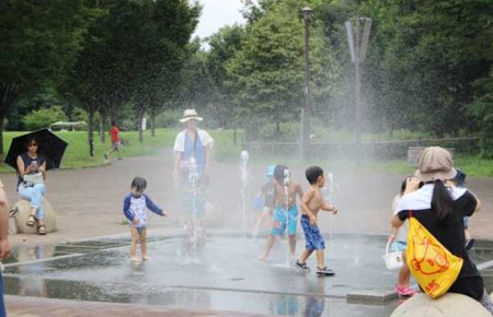 噴水とミストシャワーに大はしゃぎ（7月28日午前11時50分。西東京いこいの森公園）