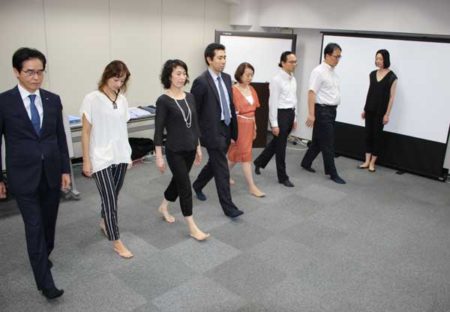 「重心を意識して歩きましょう」。右端が講師の鷹松香奈子さん