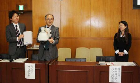 防犯カメラの実物を手に説明された。