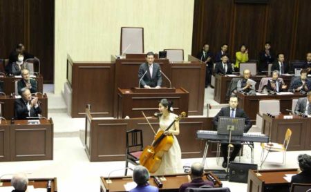 稲垣議長が矢口さんと田口さんを紹介（西東京市議会本会議）