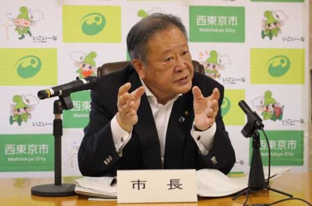会見する丸山浩一市長
