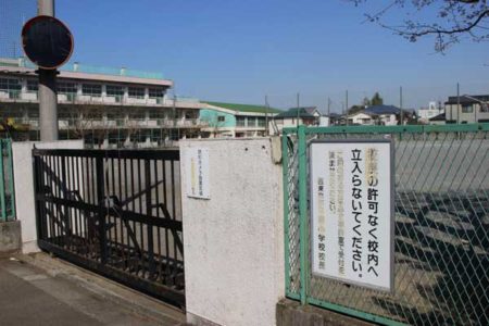 7月から暫定開放される旧泉小校庭。校名は消されている。