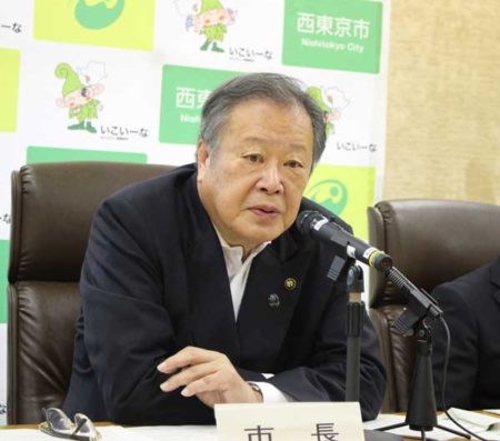 記者会見の丸山浩一市長
