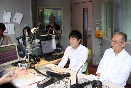 賀陽智之さん（左）と北嶋本編集長（FM西東京スタジオ）
