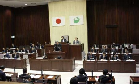 提案理由を説明する丸山浩一市長（西東京市議会）