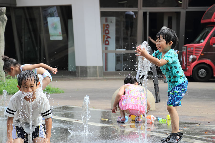 子供 水浴び 水浴びで子どもが歓声、暑さ楽しむ 西東京いこいの森公園の噴水 ...