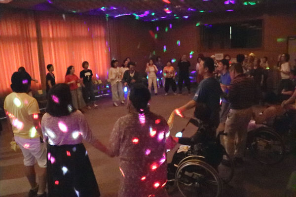 輪になって踊る