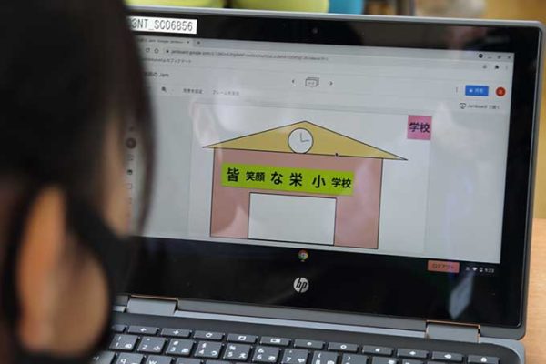 パソコンを使いこなす子ども