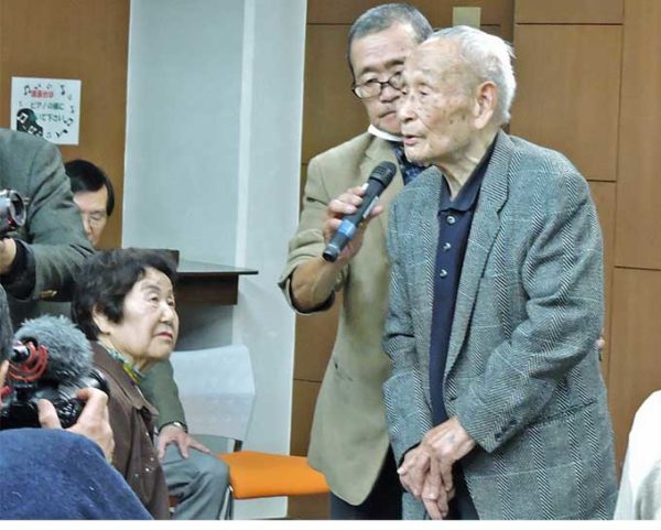 あいさつするイ・ハンネさん