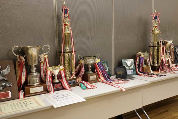 優勝トロフィー、カップ、楯