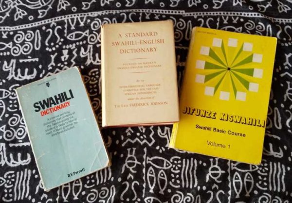 スワヒリ語の辞書（左2冊）と初級テキスト