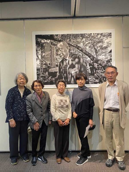 追悼展に集まった人たち