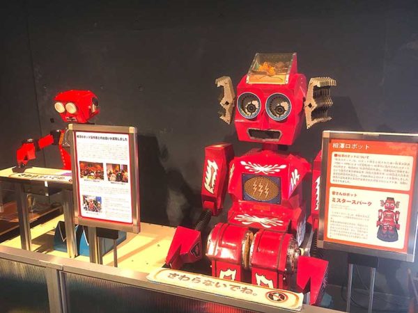 相澤ロボット「ミスタースパーク」（右）と「りょうくん」